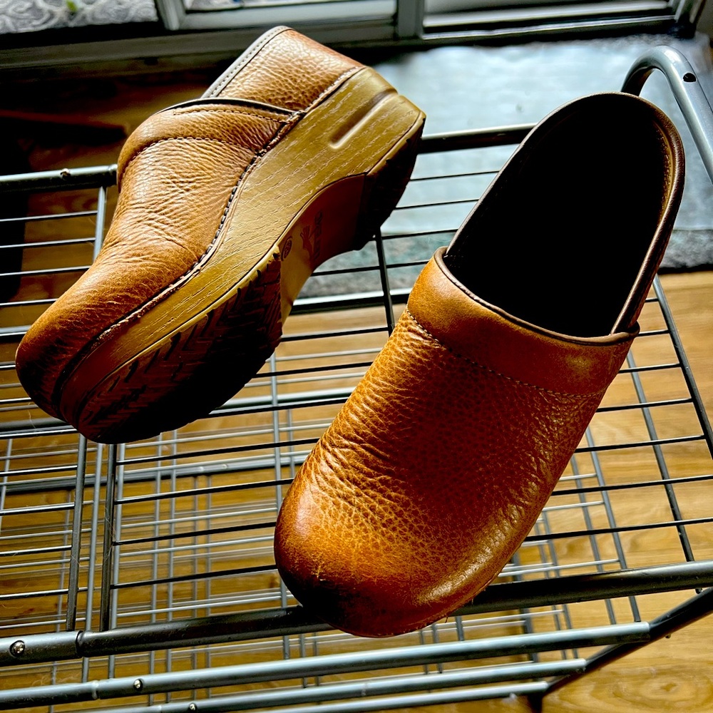 Gently used size 38 Dansko Clogs. Brown!!